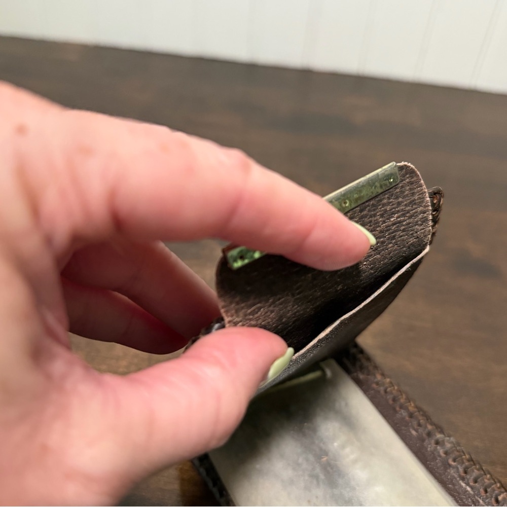 Vintage men’s leather wallet billfold. Bifold wallet. Embossed leather. Dogwood - Picture 5 of 7